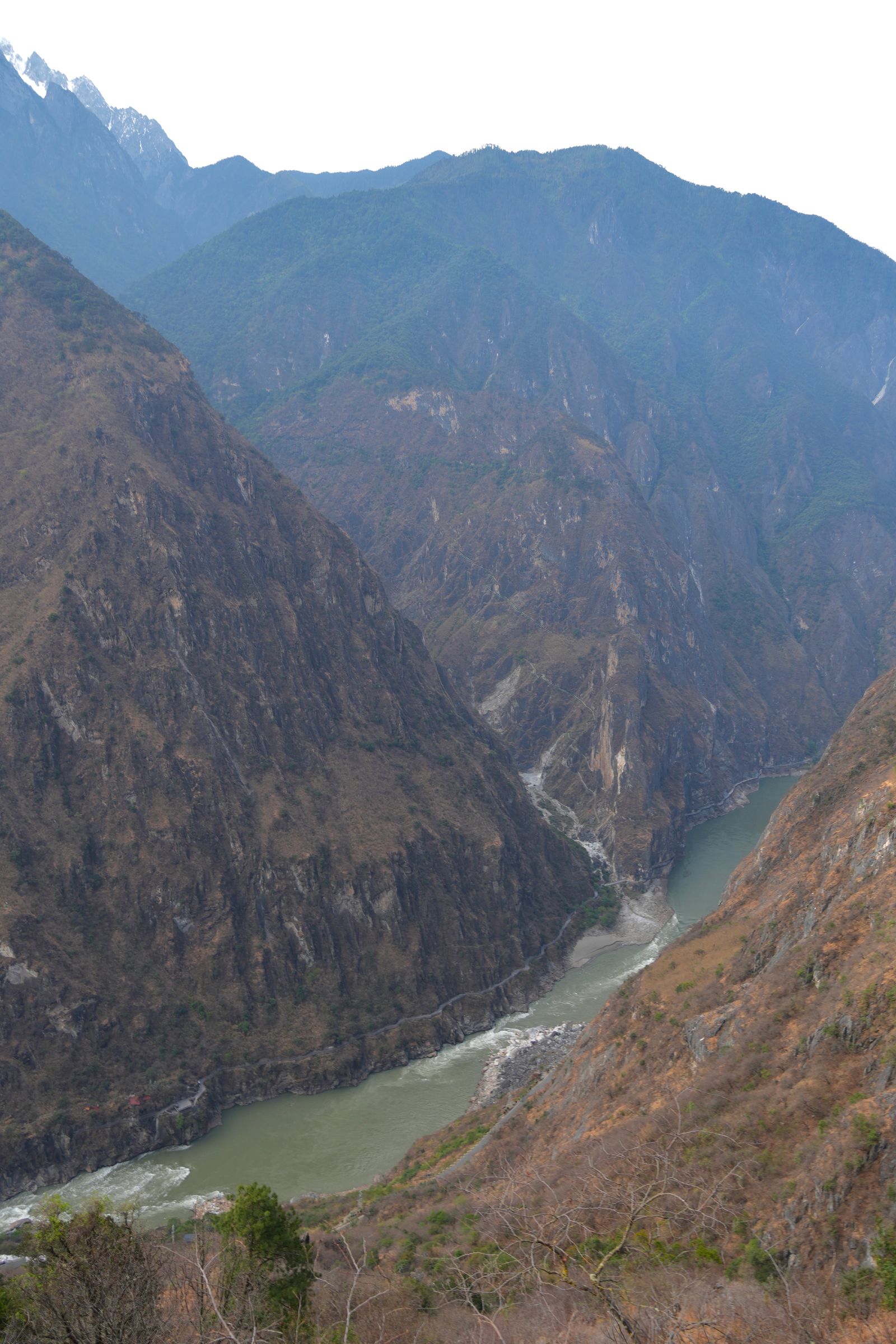 A green river between cliffs in Tiger Leaping Gorge